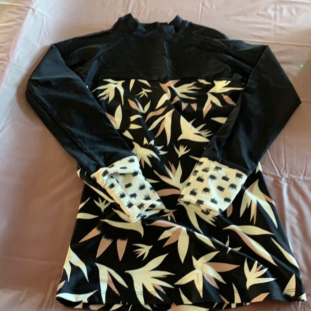 BNWOT Seea Rashguard